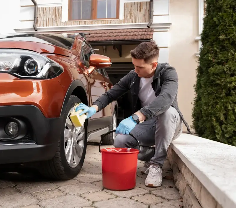 Lavage auto à domicile Saint-Oradoux-près-Crocq : professionnel intervenant sur un véhicule